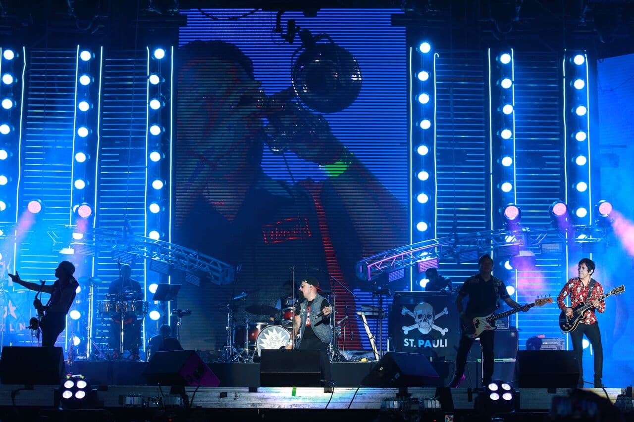 El Panteón tomó el escenario del Estadio Azteca, como parte de la celebración de los 25 años de Telehit.