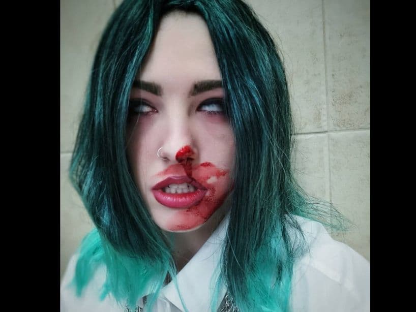 Usuarios en redes sociales comparten las fotografías en las que demuestran cómo se pintan el cabello color azul, se maquillan y usan sangre ficticia para emular la escena en la que Billie Eilish sangra en su video, "Bad Guy"