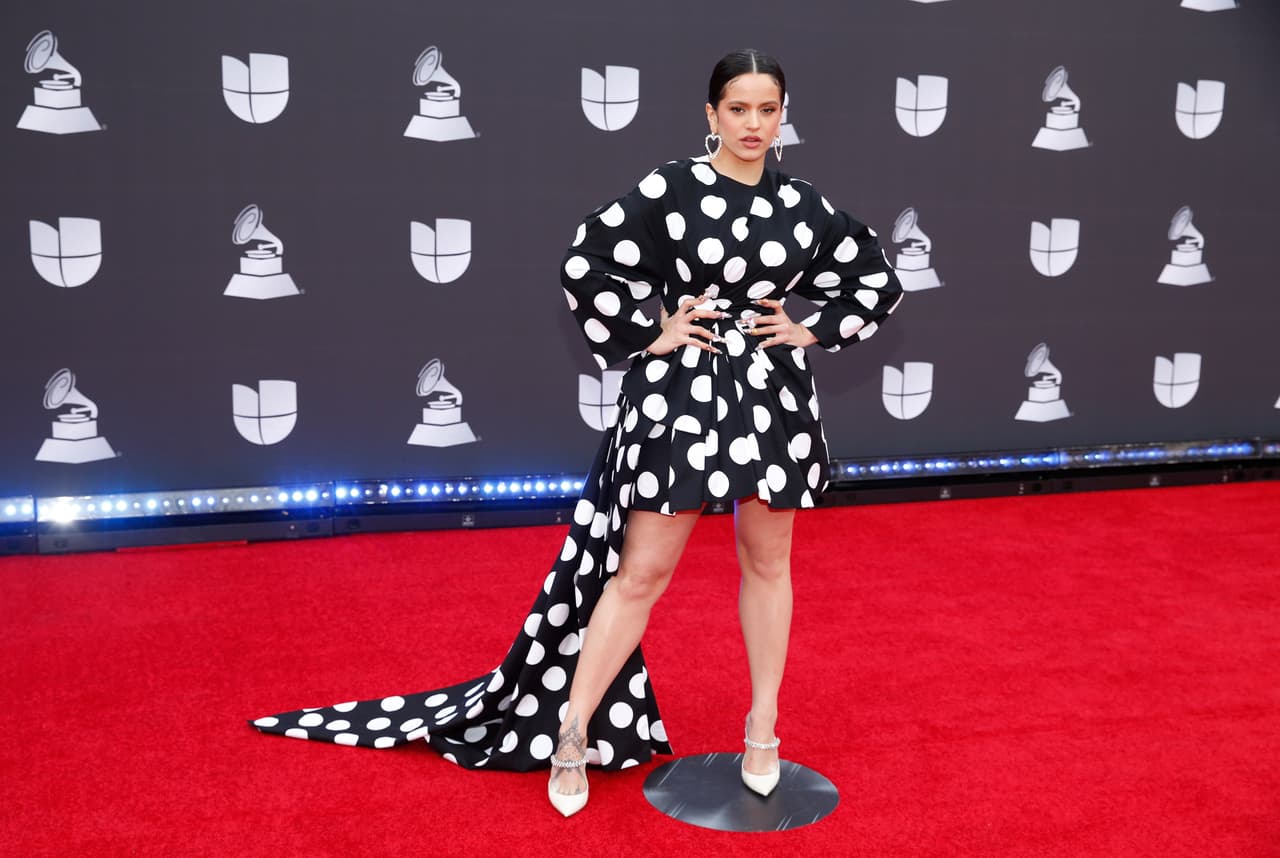 La Rosalía llegó a la alfombra roja con un vestido negro de lunares blancos, accesorios plateados y toda la actitud.