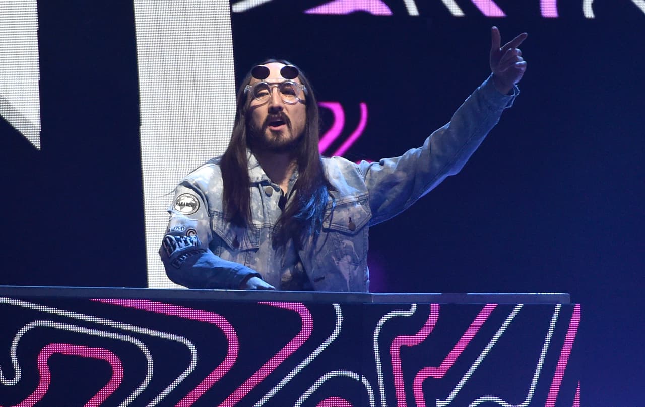 BTS ft. Steve Aoki – MIC Drop
<br>
<br>El K-Pop llegó a la música electrónica junto a Steve Aoki, productor con el que BTS sacó “MIC Drop”. Seis meses después, se juntaron nuevamente para grabar “Waste It On Me”.
<br>