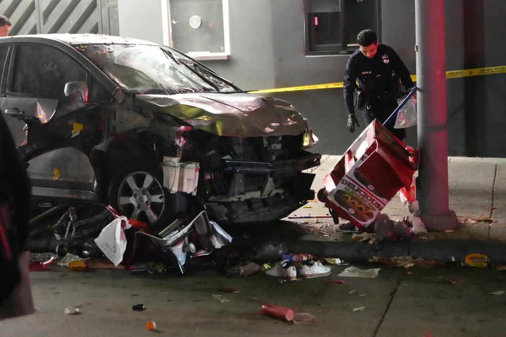 Vehículo embistió a una multitud en Los Ángeles, hiriendo a más de 20 personas; algunas están en estado crítico