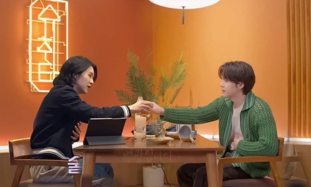 Edición realizada por los fans sobre lo que podría ser una reunión entre Suga y Agust D en "Suchwita"