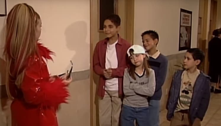 En 2002 se sumó al elenco de 'Cómplices al Rescate', telenovela en la que dio vida a Felipe Olmos y ,a la par, realizó una participación especial en la serie de comedia, liderada por Eugenio Derbez, ‘La familia P. Luche’.
