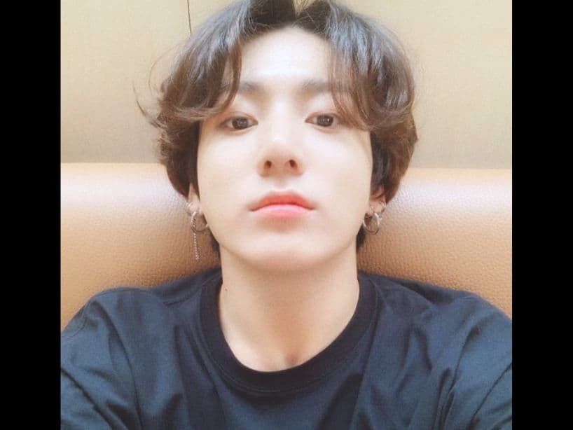 Jungkook, integrante de BTS, es uno de los cantantes de K-Pop que desafían las tendencias y usa arracadas como un accesorio sin género. Además, los intérpretes del género surcoreano comúnmente usan maquillaje y otros accesorios.
