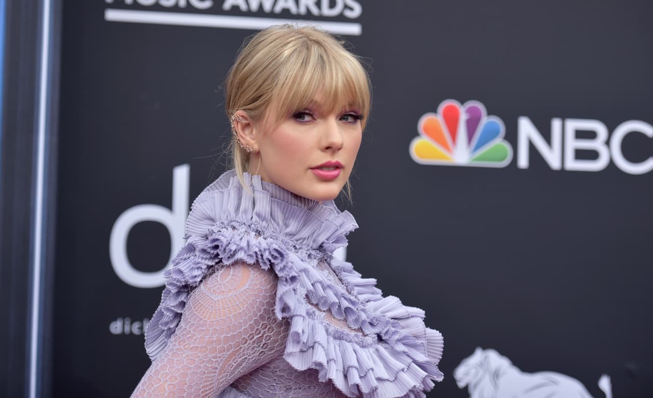 En noviembre del 2018, Taylor Swift dejó a Big Machine Label Group para firmar con Universal Music Group, disquera con la que ahora posee derechos sobre su música y con la que publicará “Lover”, su nuevo álbum.