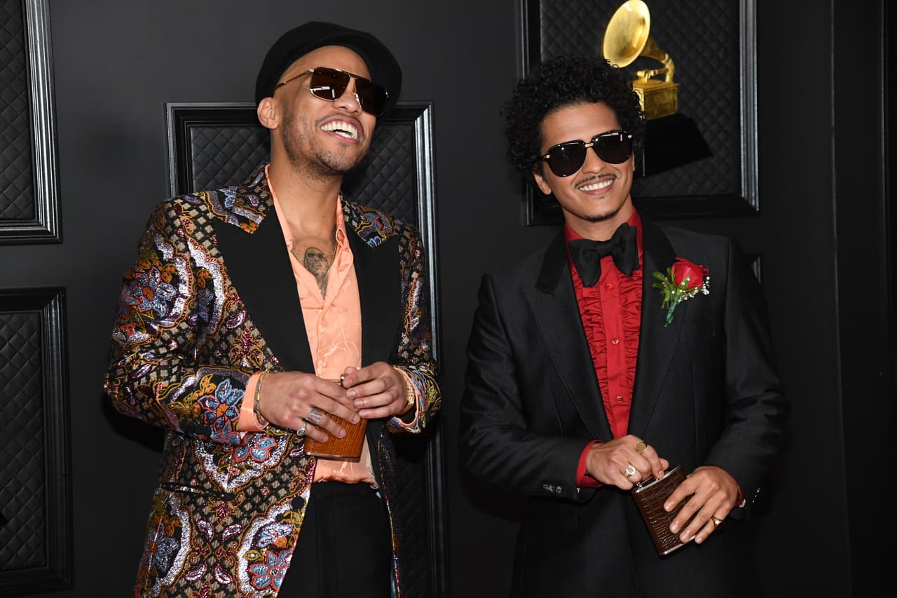 Bruno Mars y Anderson.Paak se vieron fabulosos en la alfombra roja, con esos looks tan frescos y elegantes como ellos.