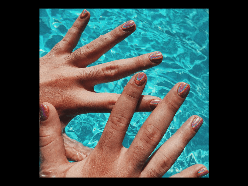 Al cantante de “Soltera” le gusta presumir sus coloridas uñas, sin importarle las críticas que recibe en redes sociales.