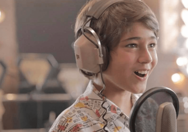 Ethan Schwartz es el encargado de interpretar a Ricky Martin en su versión más joven, cuando apenas entró al grupo.