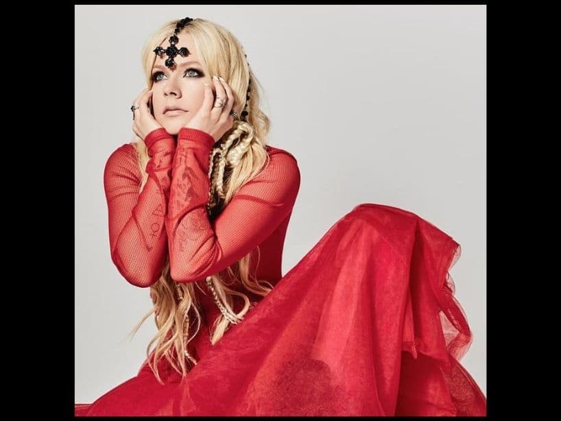 La cantante de 34 años usa cruces, anillos y vestidos largos para personificarse.