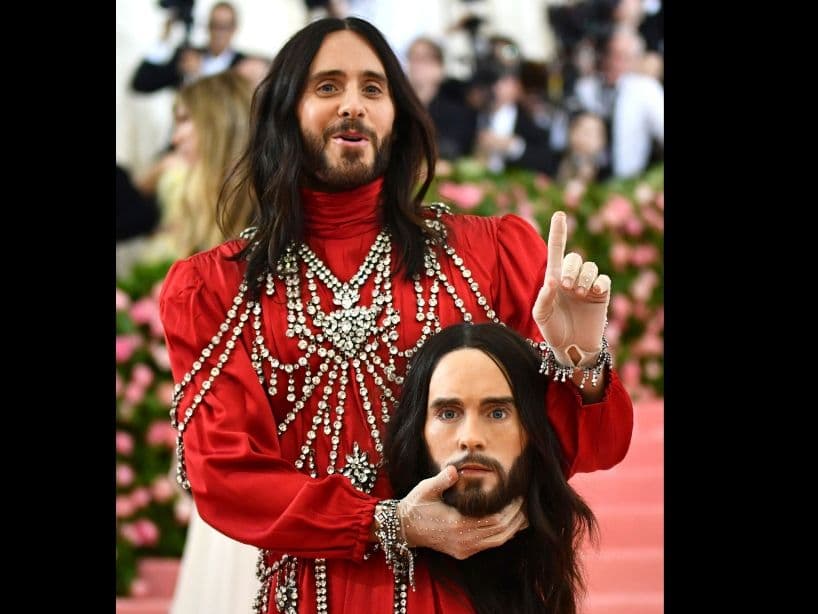 Fiel a su extravagante estilo, Jared Leto asistió a la Met Gala 2019 con una réplica exacta de su cabeza, un vestido largo de color rojo con hombreras y detalles brillantes.