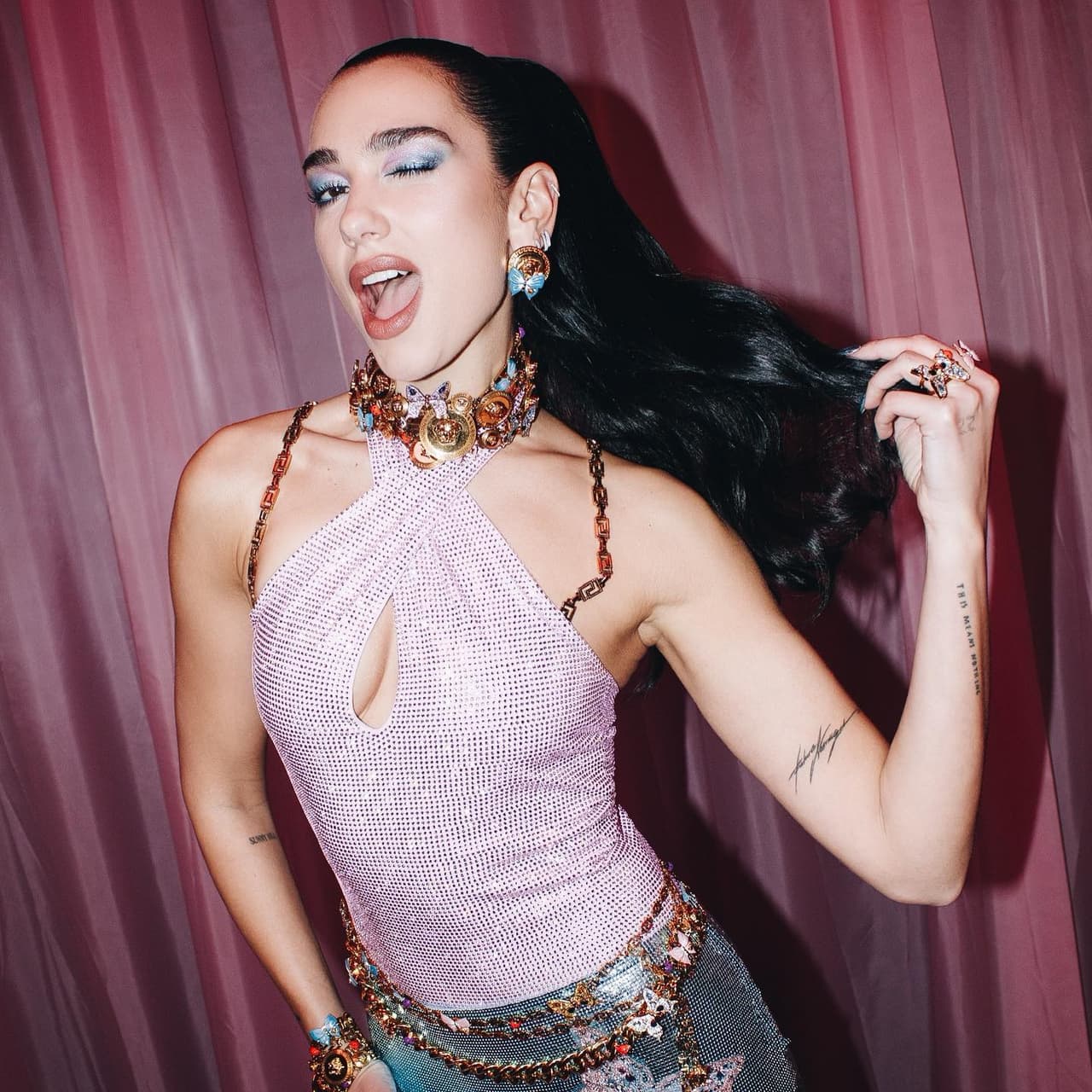 Dua Lipa la más 'latina': así se prende con el 'Tukuntazo' en el antro