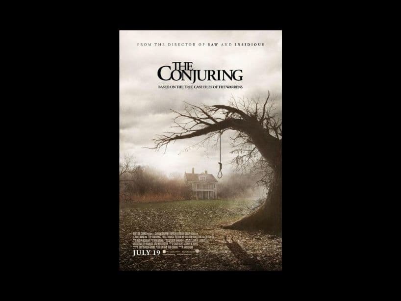 El Conjuro (2013)En 1968, Lorraine Warren y su esposo Ed son contactados por unas estudiantes de enfermería por una muñeca diabólica, misma que se había sido regalada por la madre de una madre de.En 1969, Lorraine ve a La Monja causando la muerte de su esposo, mientras ayudaban a un granjero llamado Maurice.En esta cinta, la pareja ayuda a una familia que durante 1971 se mudan junto a sus hijas a una granja en Harrisville, Rhode Island; los investigadores paranormales logran liberar a la familia del espíritu, pero no pudieron eliminarlo. El recuerdo que se llevan de este caso es una caja musical.