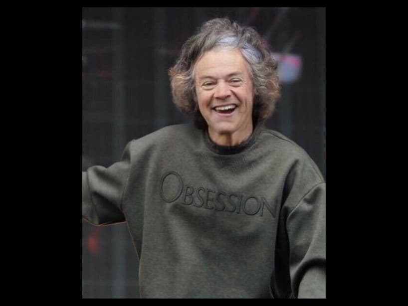 Harry Styles con canas y arrugas después de One Direction y su carrera como solista.