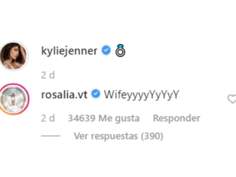En la misma foto, pero esta vez publicada por la menor de las Kardashian Jenner, la cantante le dejó un comentario en el que la llama "esposa".