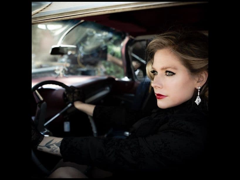 El tema forma parte de "Head Above Water", sexto disco de estudio que Lavigne sacó en febrero del 2019.