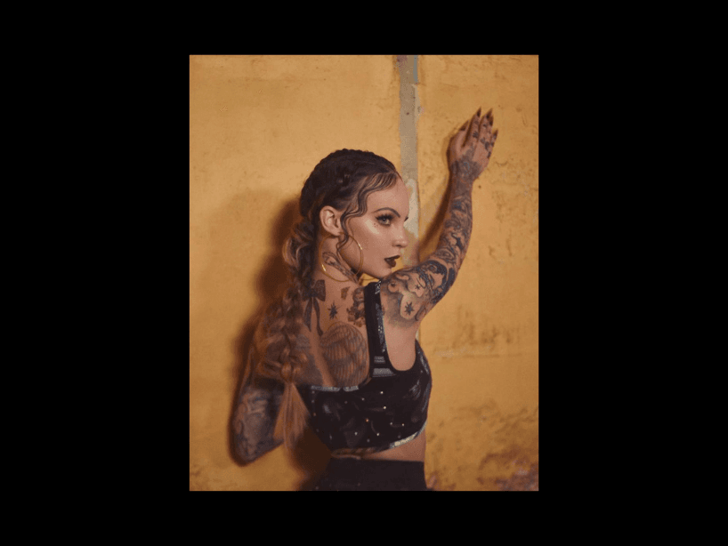 Amor a primera vista" es la primera colaboración de Belinda con el grupo mexicano, Los Ángeles Azules.