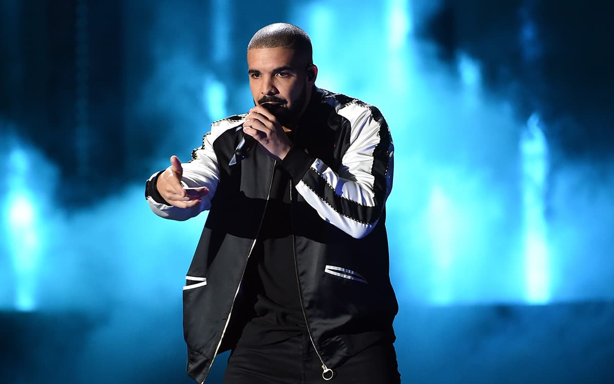 Drake presume collar con 42 anillos de compromiso que iba a dar
