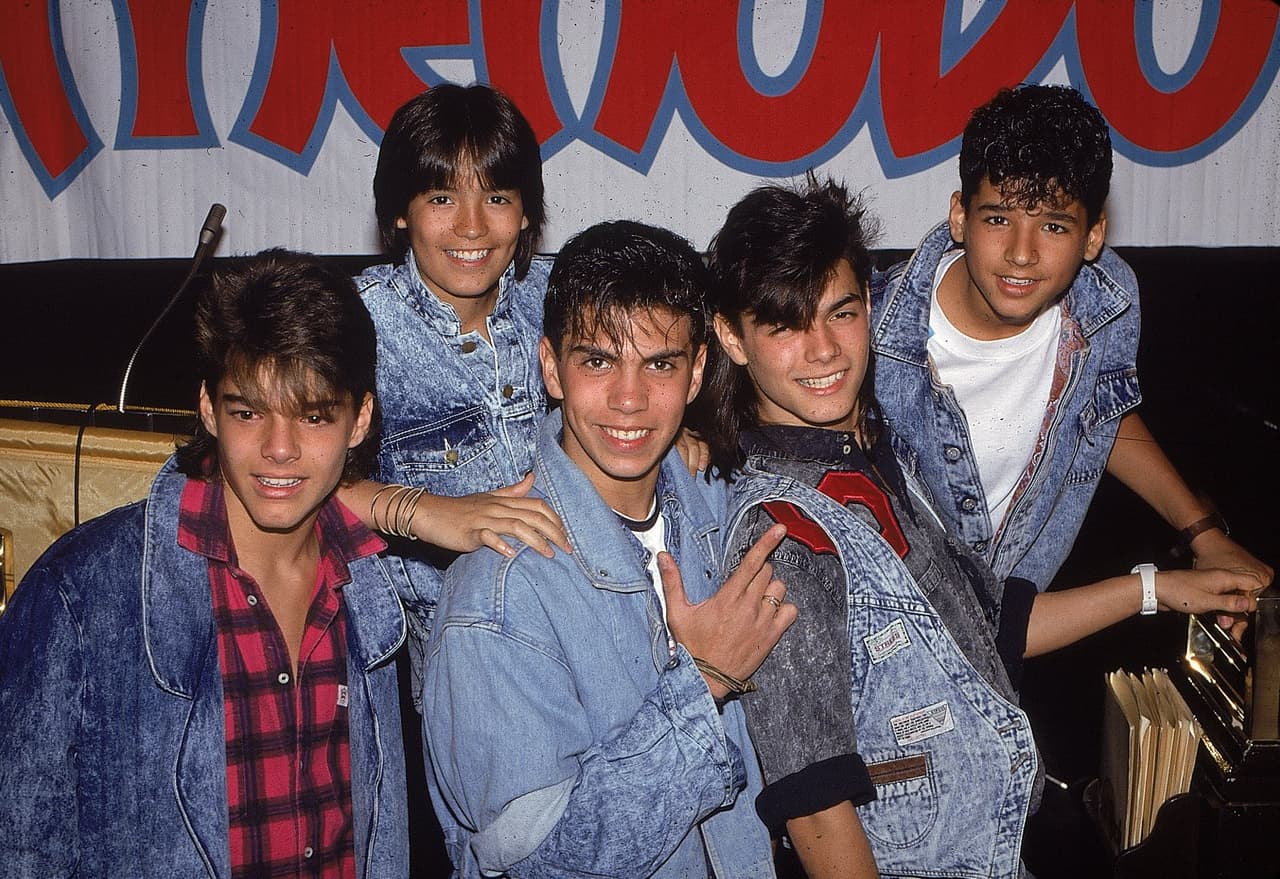 Sin Menudo, la carrera musical de Ricky Martin y la industria latina no hubiera sido la misma. Edgardo Díaz fue quien formó a la agrupación en 1977, en el pequeño poblado de Caguas, en Puerto Rico.