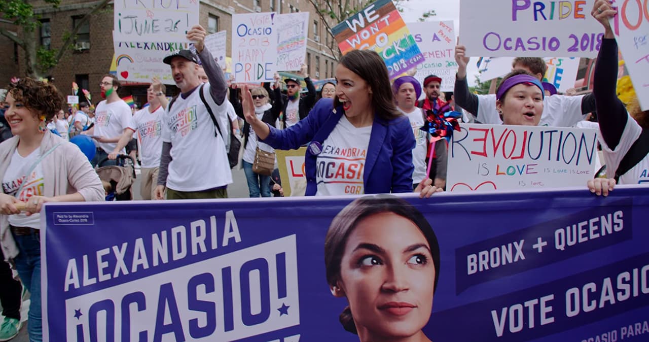 'Knock Down the House' sigue la pista de cuatro mujeres que hicieron campaña para ganar las elecciones a distintos puestos políticos en los Estados Unidos durante 2018. El documental demuestra cómo se enfrentan a distintas trabas y adversidades por ser mujeres queriéndose abrir paso en el mundo de la política.