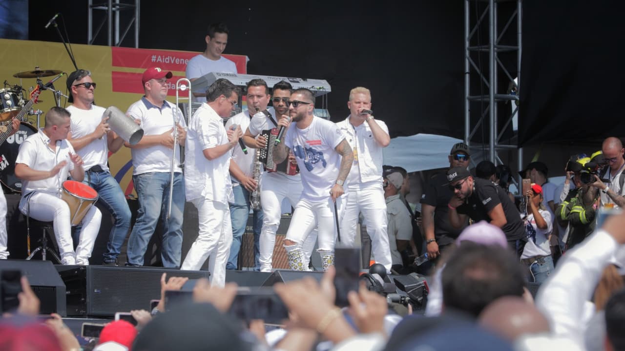 Maluma y Silvestre Dangong cantaron 'Vivir Bailando'