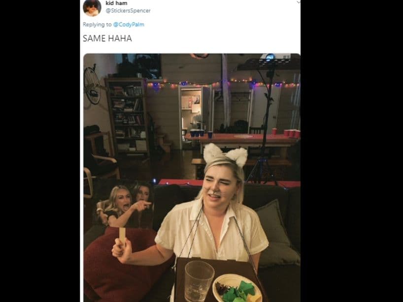 Ella siguió la tendencia y se pintó como el gatito blanco regañado.