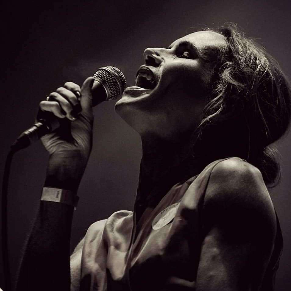 La cantante sueca, Nina Persson, es la vocalista de "The Cardigans". Con su voz seductora, la talentosa cantante puso en los primeros lugares los sencillos "Lovefool" y "My Favourite Game" en los años 90.