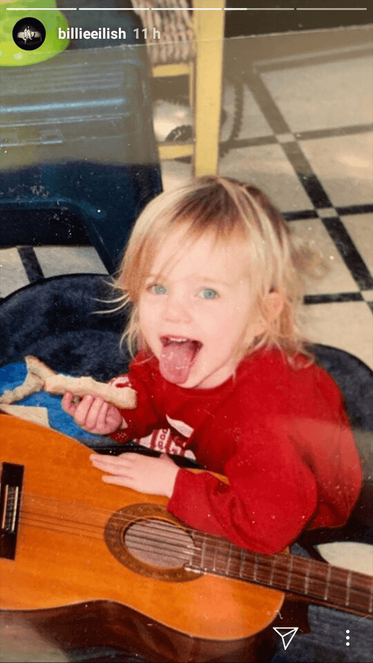 Billie no jugaba a las muñecas, pasaba el tiempo con su guitarra e intentando componer canciones desde que era niña.