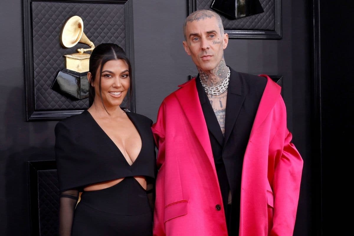 Kourtney Kardashian y Travis Barker en los Grammy 2022