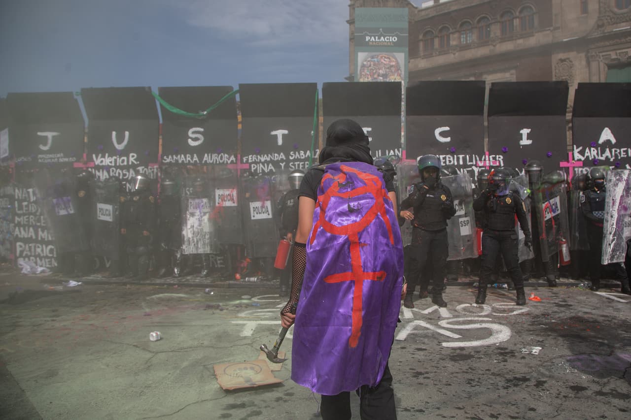 Aún así, las mujeres del movimiento feminista se mantuvieron en protesta y cada vez que las autoridades tomaban a una, un grupo intentaba liberarla.
<br>