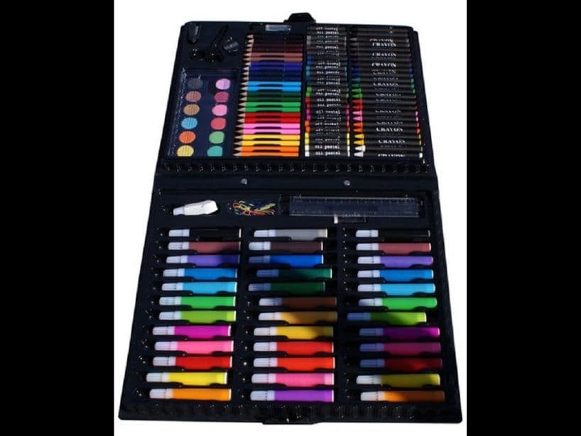 Por último, si querías ser el niño más popular, llevabas esta caja llena de colores, crayones, plumones y acuarelas a la escuela; era un lujo que no todos podían darse.