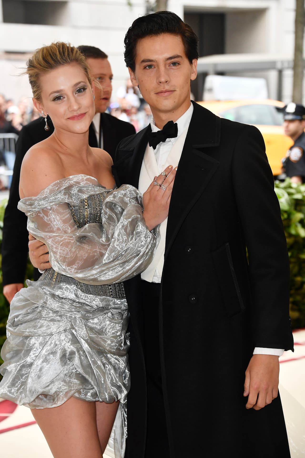 Lili Reinhart y Cole Sprouse fueron una de las parejas favoritas de los fans de Riverdale, pues comenzaron su relación en 2017 y desde entonces se les vio juntos por todos lados. Sin embargo, siempre estuvieron rodeados de especulaciones de rupturas e infidelidades, poniendo un punto final después de tres años de noviazgo justo antes de que empezara la pandemia.