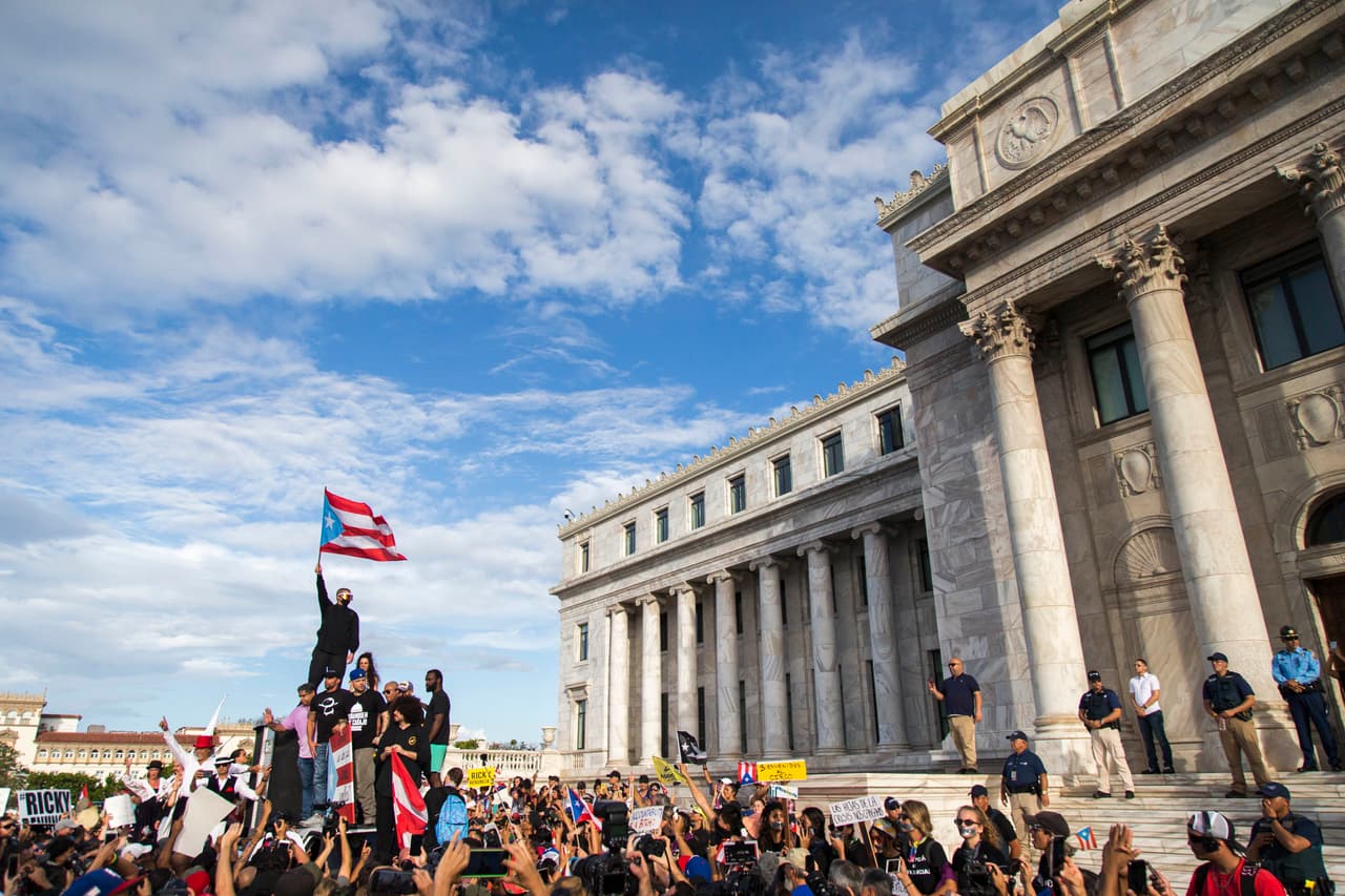 Bad Bunny alzó la bandera de Puerto Rico.
