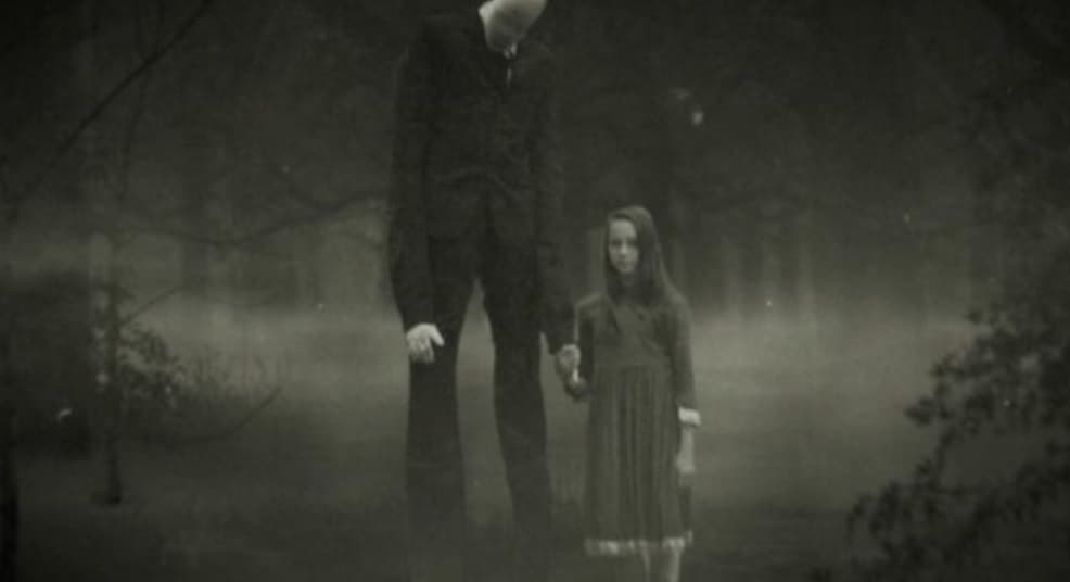"Slender Man" es una criatura mítica que nació en Internet. Sin embargo, no se quedó ahí. En 2014, dos niñas fueron acusadas de apuñalar a un compañero de clases a nombre del personaje. En 2018, se lanzó una película basada en la historia viral de la alta y delgada criatura.