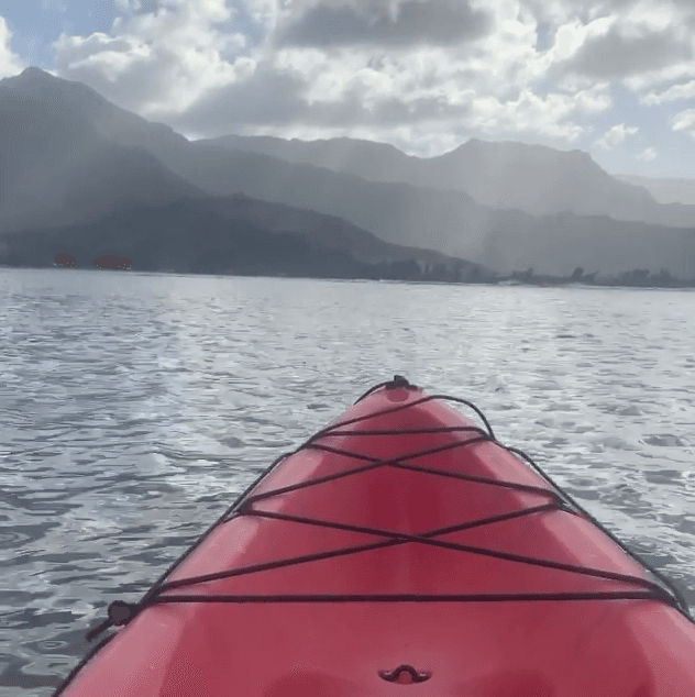 Dentro de las actividades que ha hecho, aprovechó para dar un pasea en kayak, con las montañas de fondo.