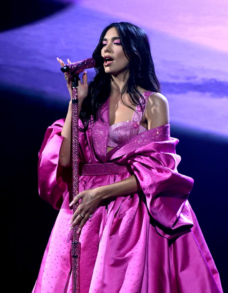 Dua Lipa se presenta en los Grammy 2021.