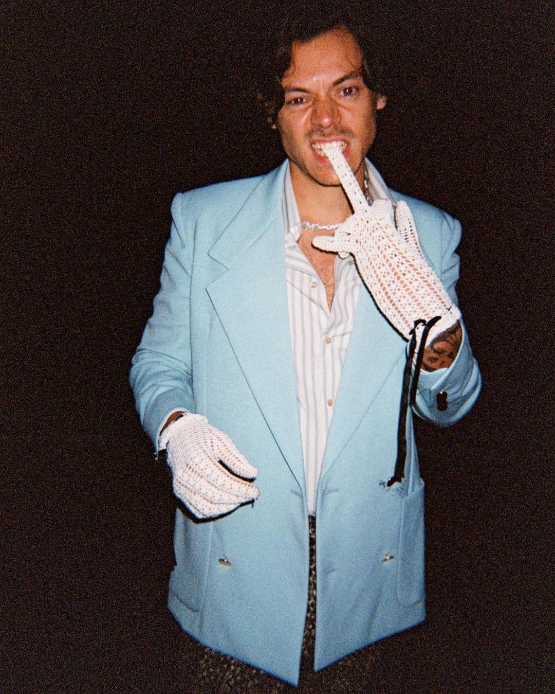 Otra de las fotos promocionales del video, Hazza aparece con estos guantes tejidos blancos con un moño negro satinado, también Gucci, que tienen un costo de 430 dólares, o sea, un poquito más de 8,600 pesos.