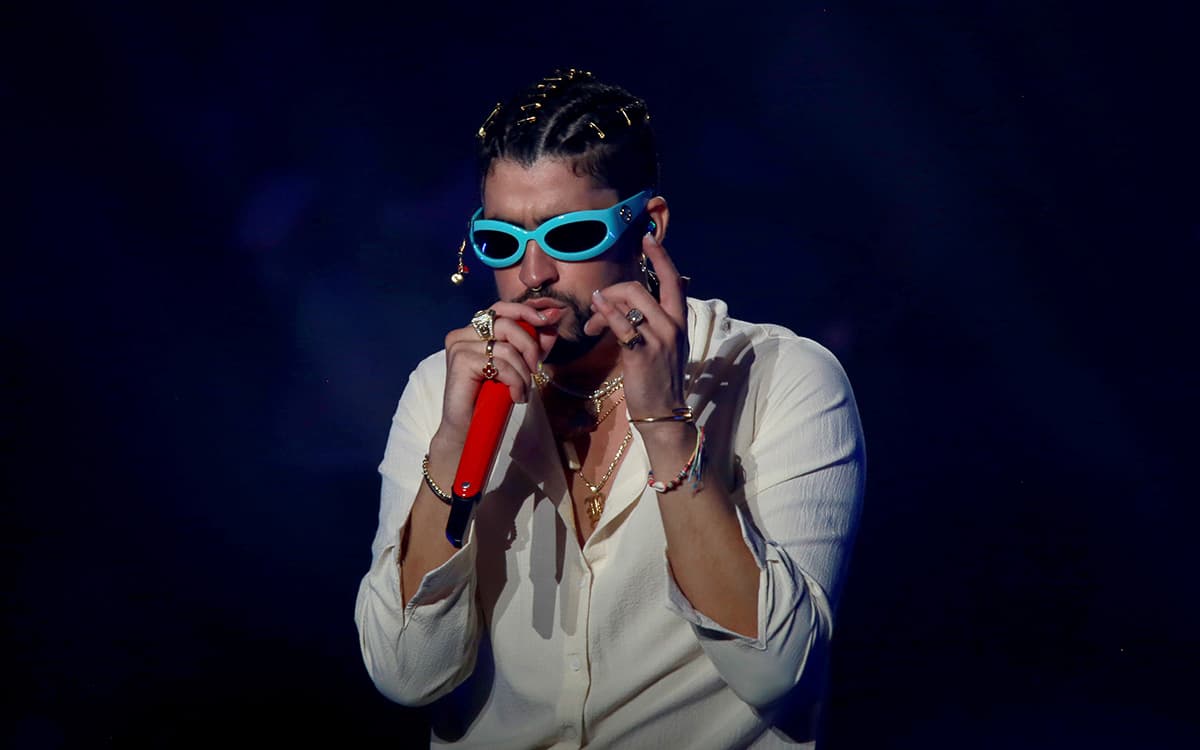 Bad Bunny sorprende con concierto gratuito en el techo de una gasolinera en Puerto Rico
