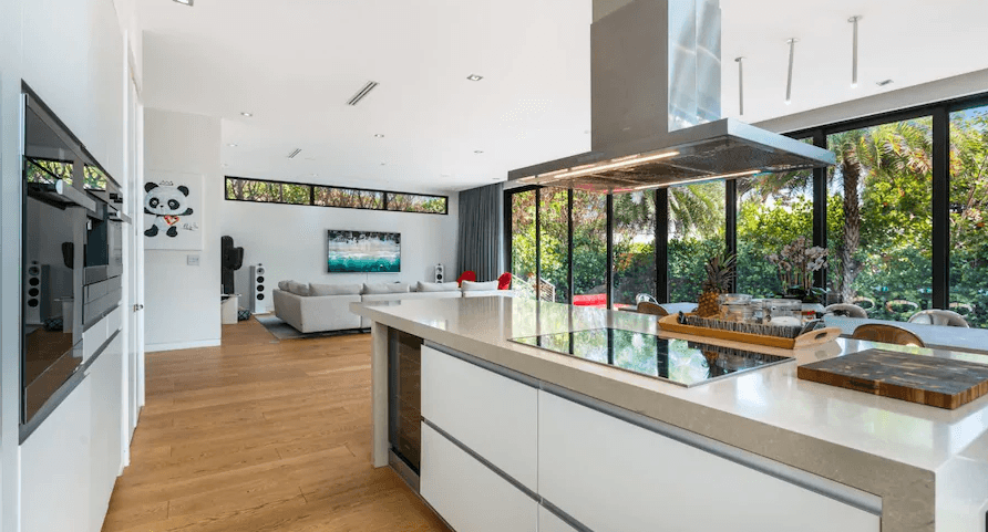 La cocina de la casa que Nicky Jam puso a la venta en Miami