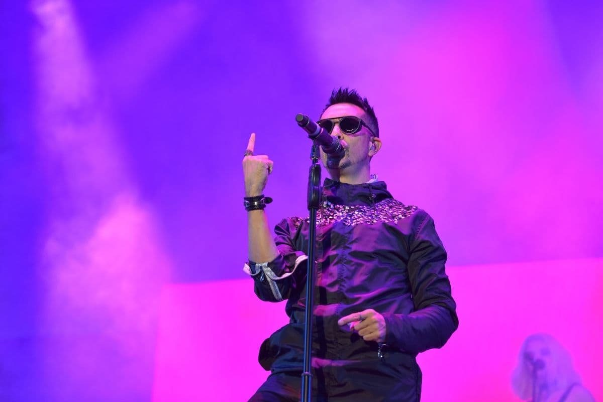 Moenia nos trajo nostálgicos recuerdos con rolas como "Morir Tres Veces", "Ni Tú Ni Nadie", "En Qué Momento" y más en una entrega de synth pop mexicano; esta fue la primera vez de la banda en el VL.