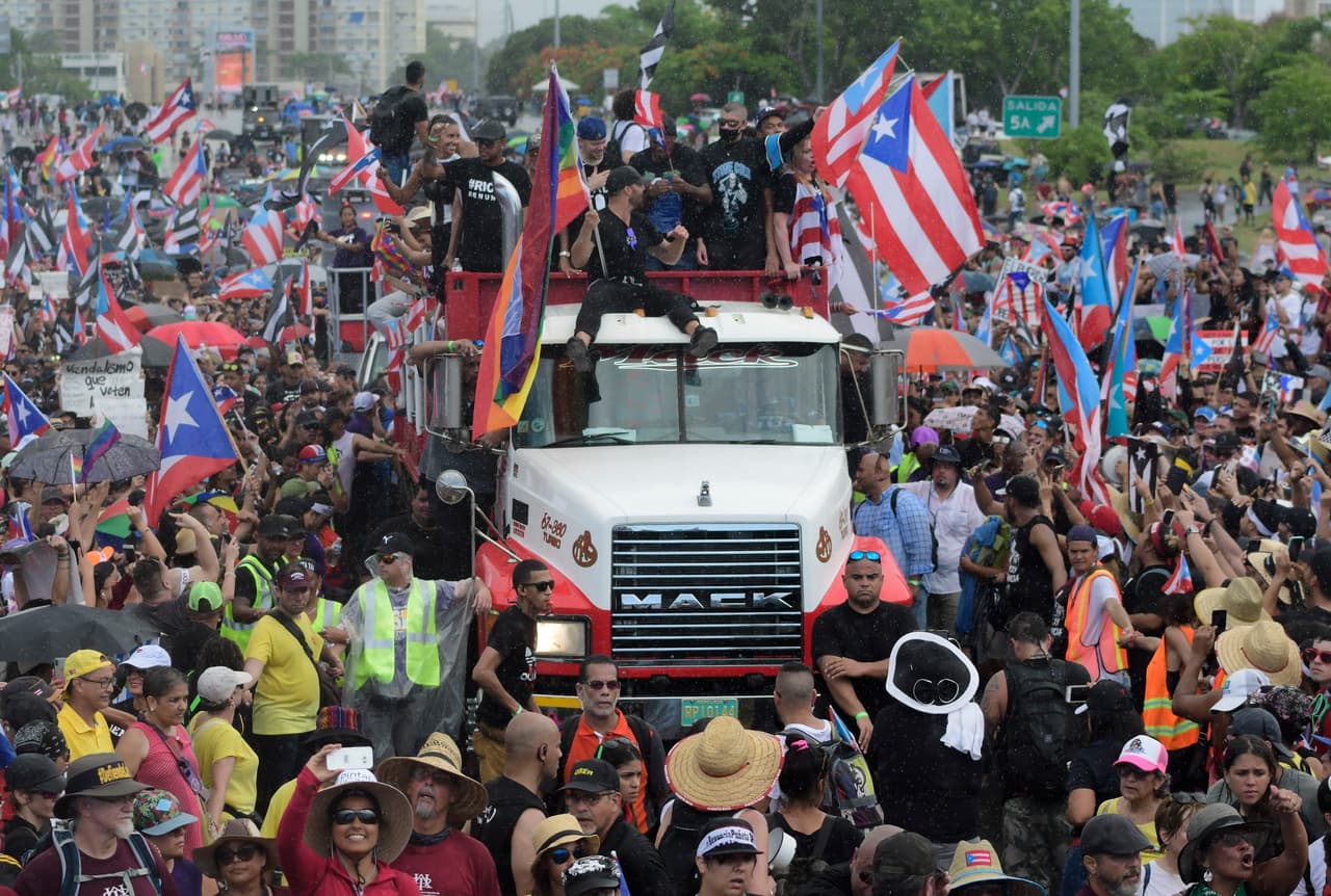 Cientos de miles de personas marchan en las calles de San Juan, Puerto Rico.