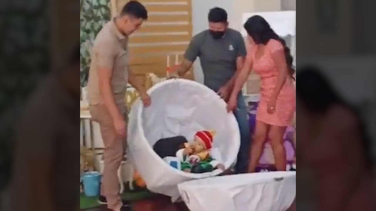 Bebé entra a su fiesta en esfera saiyayin y se vuelve viral