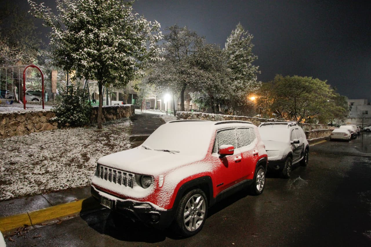 Mientras todos los autos, calles, techos y montañas del norte están cubiertas de nieve; en redes sociales nos seguirán compartiendo las increíbles imágenes.
<br>