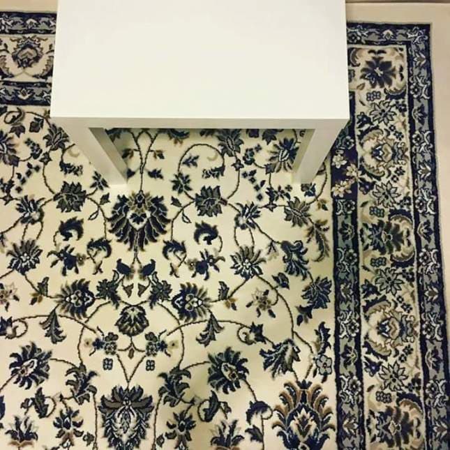 En esta foto, hay un celular escondido. ¿Lo ves?