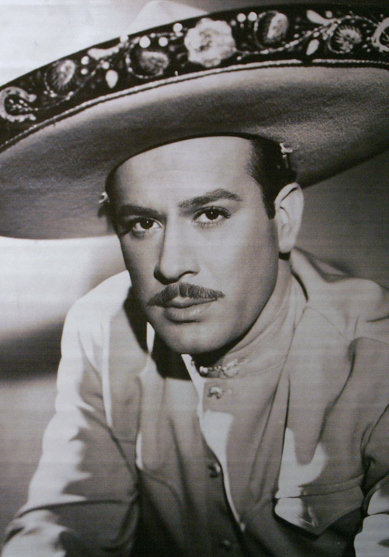 Las esperanzas de volver a ver al ídolo mexicano del cine, Pedro Infante, provocaron que sus seguidores alimentaran los rumores de que seguía con vida a pesar de que estuvo en un accidente aéreo en un vuelo que tomó el 5 de abril de 1957 de la Ciudad de México a Mérida, Yucatán. Sin embargo, 26 años después una persona llamada Antonio Pedro, quien se parecía físicamente al intérprete y cantaba con un tono de voz parecido, dijo que él era Pedro Infante.