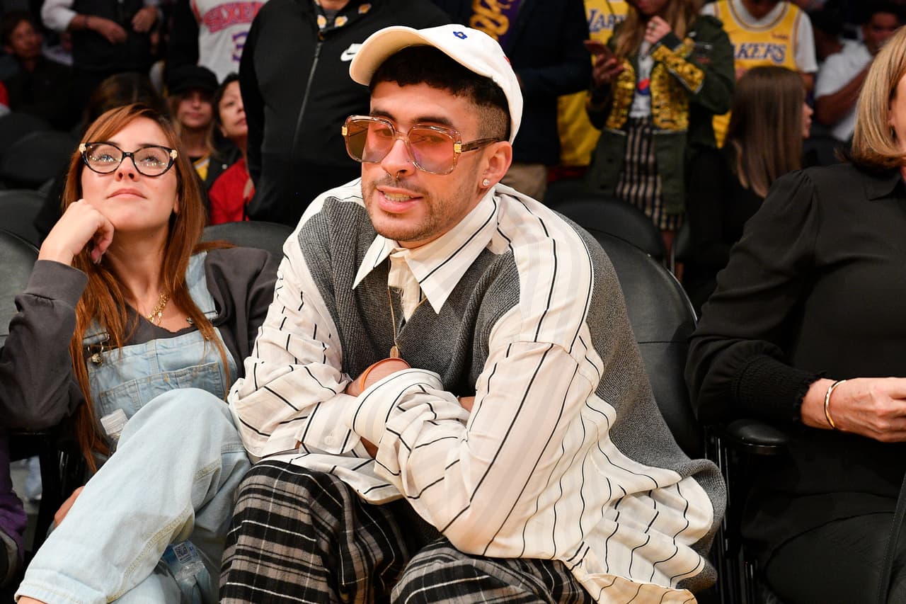 Bad Bunny suele mantener su vida privada alejada de las cámaras, pero recientemente se dio a conocer que tiene una novia llamada Gabriela Berlingeri. El par fue sido visto el pasado 3 de marzo en el Staples Center de Los Ángeles, California, en el juego de Los Ángeles Lakers contra los Philadelphia 76ers.