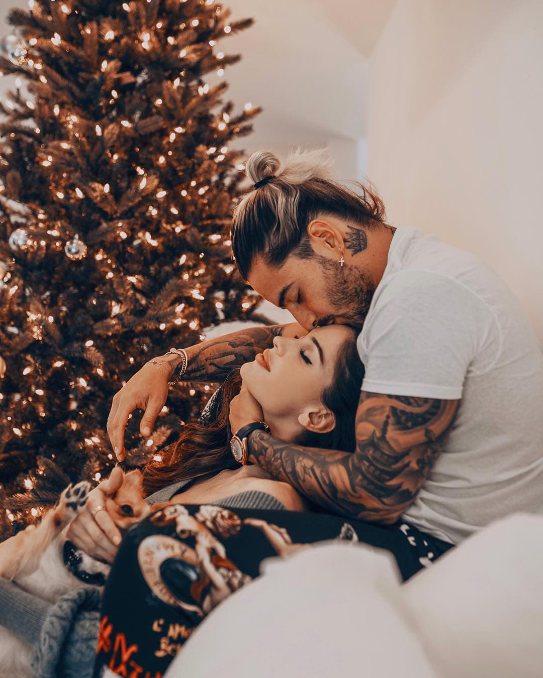 Maluma y su novia Natalia Barulich posaron románticamente frente a su arbolito