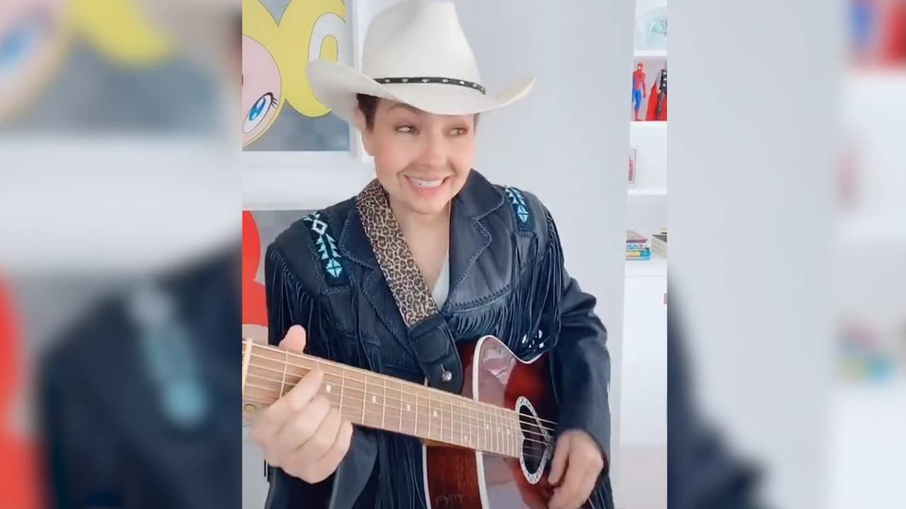 Thalía nos pide que no comamos murciélago al ritmo de una divertida canción