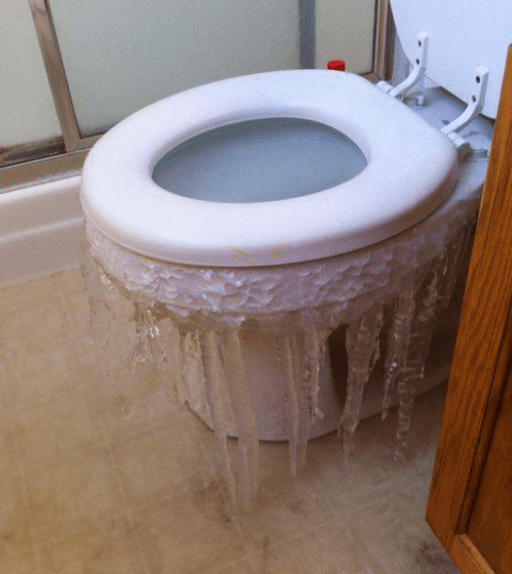 Hizo tanto frío que hasta ir al baño resultó en una tarea complicada, pues los escusados de muchas casas y restaurantes se congelaron.