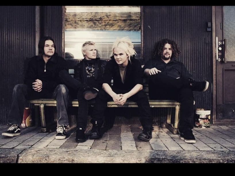Sin embargo, su historia comenzó en 1994 con Lauri Ylönen como vocalista, Pauli Rantasalmi en la guitarra, Eeero Heinonen en el bajo y Jarno Lahti en la batería, quien fue remplazado un año después.