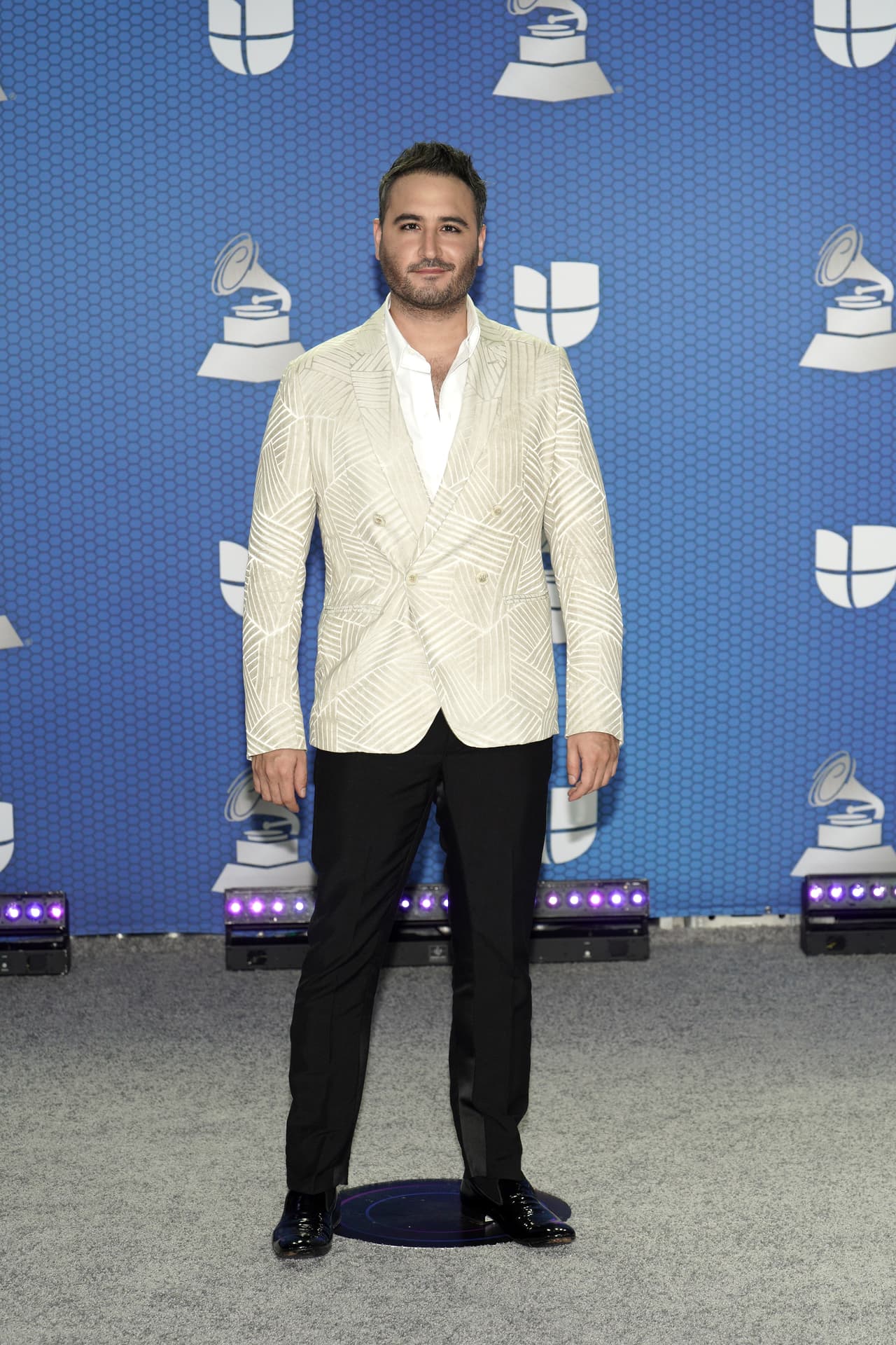 Julio de Reik también lució impecable con un atuendo bicolor. El intérprete optó por usar un saco gris y tonos oscuros para la parte inferior de su look.